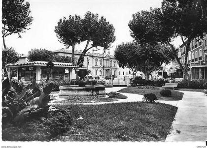 CPA CARPENTRAS SQUARE PIERRE DE CHAMPVILLE -circulée