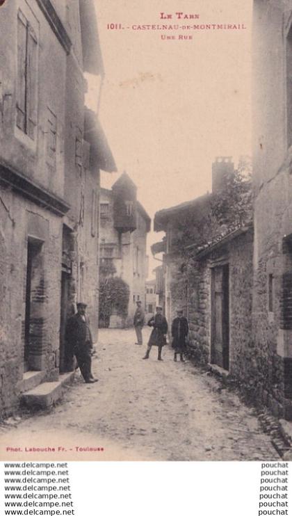 F18-81) CASTELNAU DE MONTMIRAIL (TARN) UNE RUE - ANIMEE - HABITANTS - ( 2 SCANS )