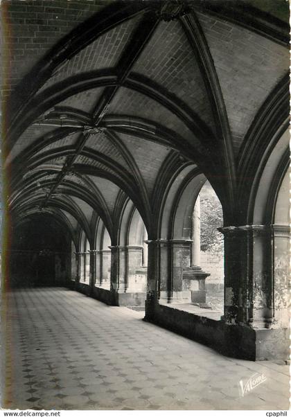 CPSM Les Merveilles du Val de Loire Fontevrault l'Abbaye (Maine et Loire) L'eglise abbatiale (XIIe s