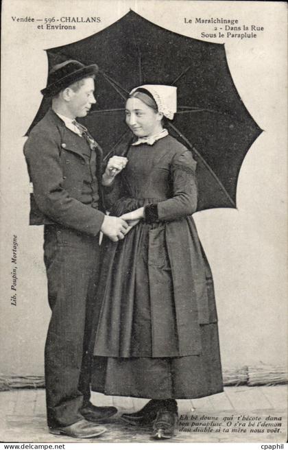 CPA Vendee 596 Challans et Environs Le Maraichinage Dans la Rue Sous le Parapluie Folklore Costume