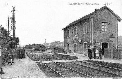 D95 - CHAMPAGNE sur OISE -  Vue de la GARE ANIMEE