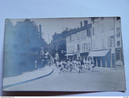RHONE-CHARBONNIERE LES BAINS-CARTE PHOTO DEFILE FANFARE DEVANT LE GRAND HOTEL DE CHARBONNIERE-ANIMEE
