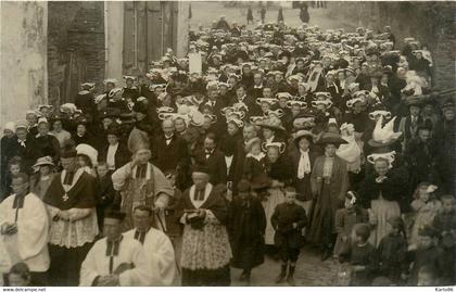 châteaulin * carte photo * une procession * fête religieuse défilé * 1910 * coiffe