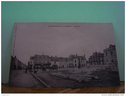 CHATEAUNEUF-SUR-SARTHE (MAINE ET LOIRE)  LES VOITURES A CHIEN. LES COMMERCES. LES MAGASINS. LA PLACE