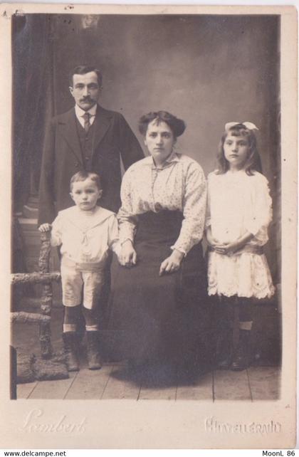 86 - CARTE PHOTO LAMBERT CHATELLERAULT - UNE FAMILLE PHOTOGRAPHIE DANS STUDIO