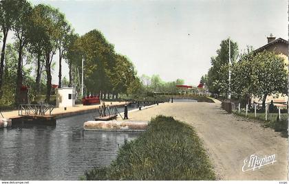 CPSM Chatillon Coligny Les bords du Canal l'écluse