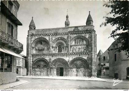 CPM Civray Vienne Facade de l'Eglise Romane