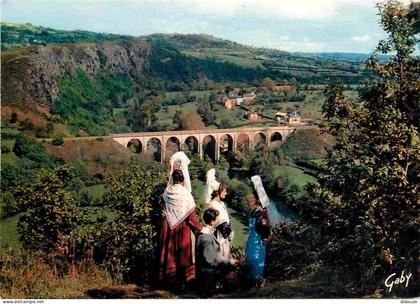 Carte Postale - 14 - Clecy - Viaduc et rochers des Parcs à Clécy - Cauchoises en visite en Suisse Normande - Blaudes et
