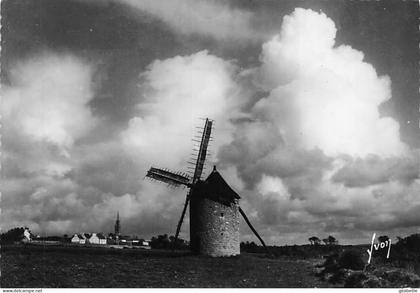 29 -  Cléden  cap Sizun. Le vieux moulin et le village