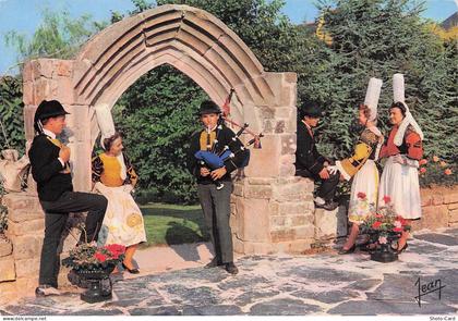 29 COMBRIT COSTUMES BIGOUDENS