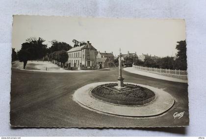 Cpsm 1955, Courseulles sur mer, place de la mairie, Calvados 14