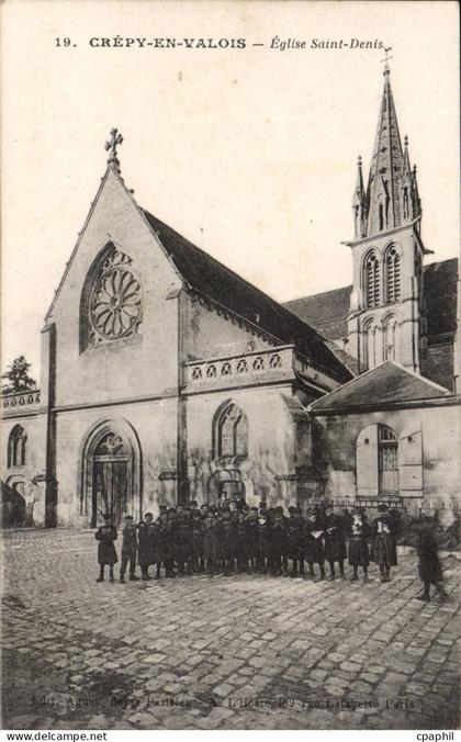 CPA Crepy en Valois Eglise Saint Denis Enfants