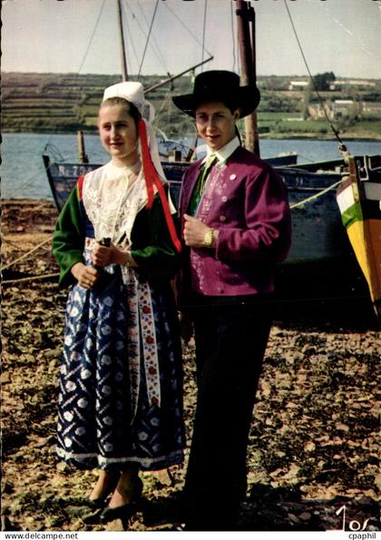 CPA Couple en costume de Plougastel Daoulas