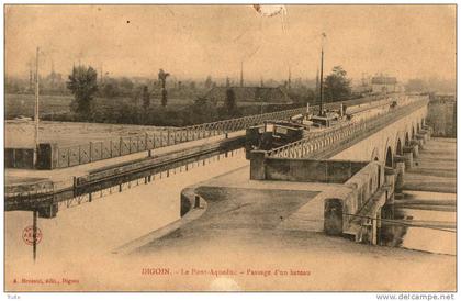 DIGOIN PASSAGE D UNE PENICHE SUR LE PONT-AQUEDUC