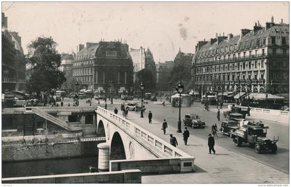 PARIS - IVème arrondissement - La Place Saint Michel (1952)