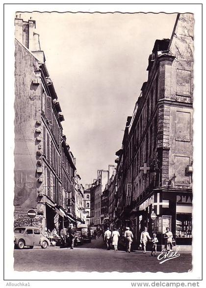 CPSM CARTE POSTALE DE PARIS V RUE MOUFFTARD. VOILA COMMENT C´ETAIT AVANT !!! 4 cv voiture automobile
