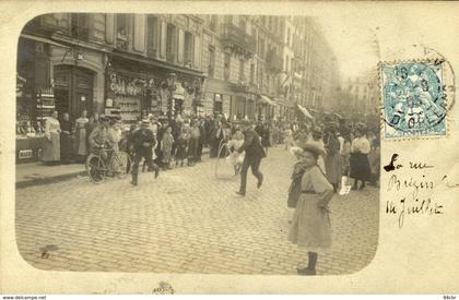 CPA ( 75)  PARIS 14 eme   RUE BREZIN ( le 14 juillet  carte photo )(b bur)