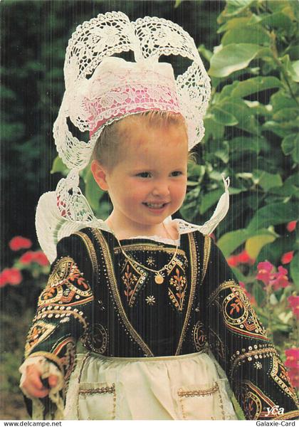 29 ELLIANT FILLETTE EN COSTUME D ELLIANT