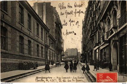 CPA AK PARIS 18e Montmartre. Rue Lamarck Les Écoles (534348)
