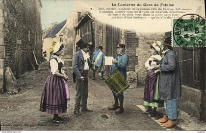 CPA Falaise La lanterne du gars de Falaise Folklore Costume