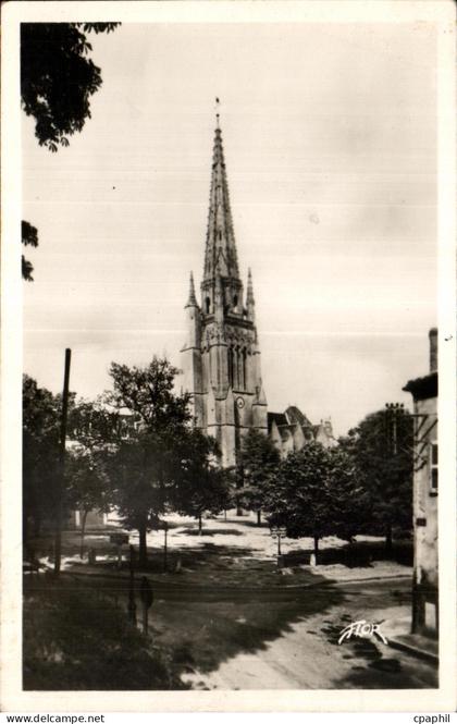 CPA Fontenay Le Comte (Vendee) eglise Noter Dame Fleche