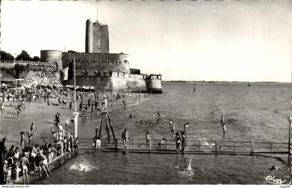 CPM Fouras Les Bains La Plage Et Le Semaphore