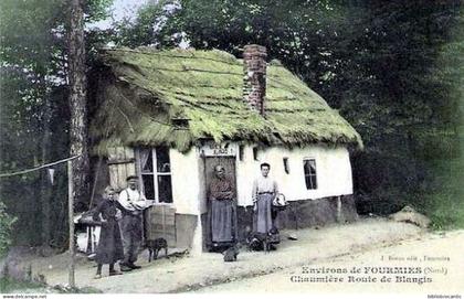 D59 - ENVIRONS DE FOURMIES - CHAUMIERE ET SES HABITANTS, ROUTE DE BLANGIS