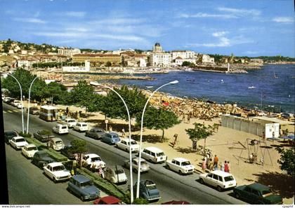CPM Frejus Saint Raphael Une Plage De Frejus Dans le fond St Raphael