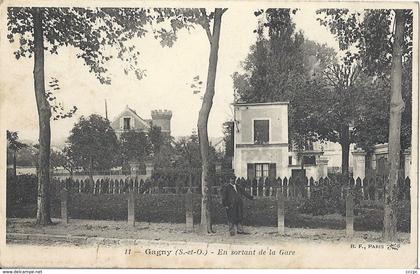 CPA Gagny En Sortant de la Gare