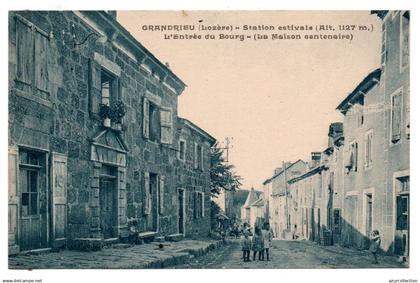 Entrée du Bourg. La Maison centenaire