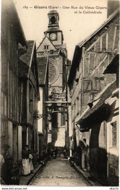 CPA GISORS - Une Rue du Vieux GISORS et la Cathédrale (182190)