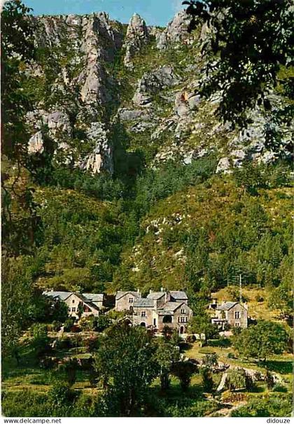 Carte Postale - 48 - Les Gorges du Tarn - Pris entre les escarpements sauvage de la falaise et le Tarn à la belle eau cl