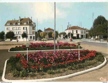 95 - Goussainville - Place Henri-Barbusse - Mention Photographie Véritable - Carte dentelée - CPSM grand format - Voir S