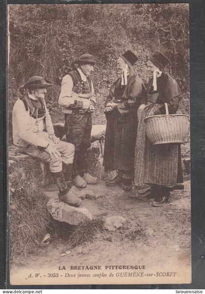56 - GUEMENE SUR SCORFF - Deux jeunes couples de Guéméné sur Scorff