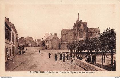 guerlesquin * la rue principale et l'abside de l'église