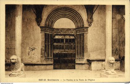 CPA Guillestre Le Porche et la Porte de L'Eglise