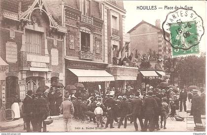 HOUILLES (79) Place de la Gare en 1909 (La Musique devant la Charcuterie de la Gare)