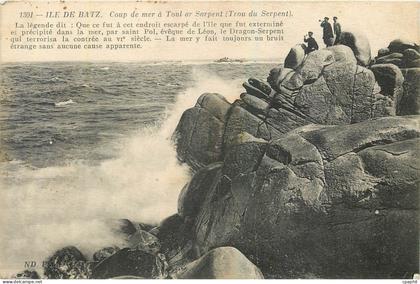 CPA Ile de Batz Coup de mer a Toul Trou du Serpent