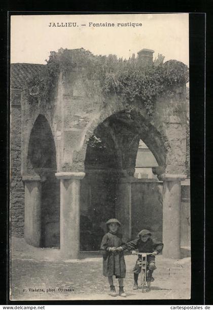 CPA Jallieu, Fontaine rustique