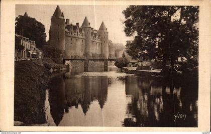 CPA Bretagne Josselin (Morbihan) Facade Occidentale du Chateau Retlets dans I Oust