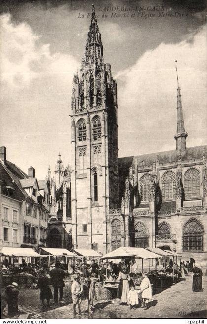 Jumieges CPA Anciennes abbaye de Jumieges La place du marche et l'eglise Notre DAme
