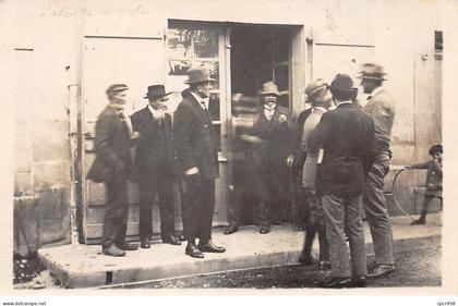 65 - N°88194 - LA BARTHE DE NESTE - Hommes sur une pas de porte, garçon avec un cerceau - Carte photo