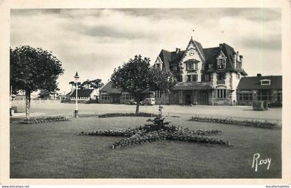 47604 - LA BAULE ESCOUBLAC - CPSM - PLACE DE LA GARE