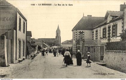 La Bernerie CPA La rue de la gare