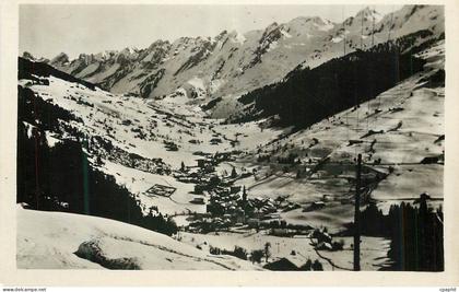 CPM La Clusaz (Haute Savoie) Vue Generale et Chaine des Aravis
