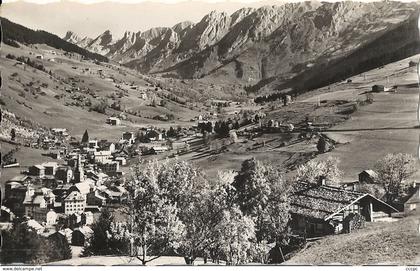 CPSM La Clusaz Vue générale et Chaîne des Aravis