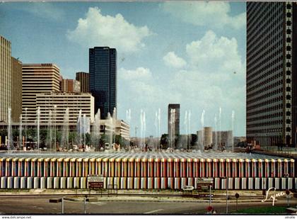 24-975 :  LA DEFENSE FONTAINE MUSICALE