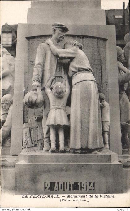 CPA La Ferte Mace Monument de la victoire (Pierre suulpteur)