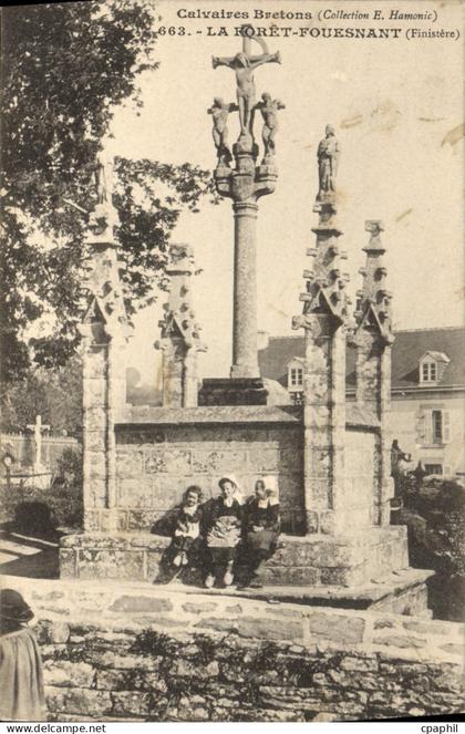 CPA La Foret Fouesnant Calvaires bretons Enfants