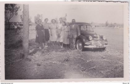 974 ILE DE La REUNION - photographie -  FAMILLE CREOLE DEVANT AUTOMOBILE PANHARD IMMATRICULE 974